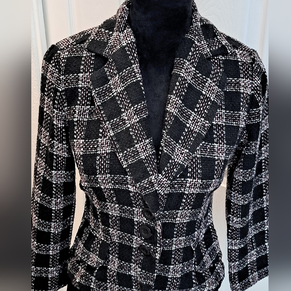 Vintage Plaid Blazer With A Notched Collar    Size Junior M(7/9)